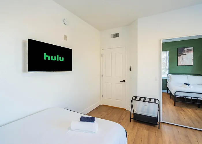 Diablo Stadium-asu-airport-gym-pool-hottub-parking Apartment